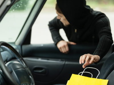 Man klaut Tasche aus Auto