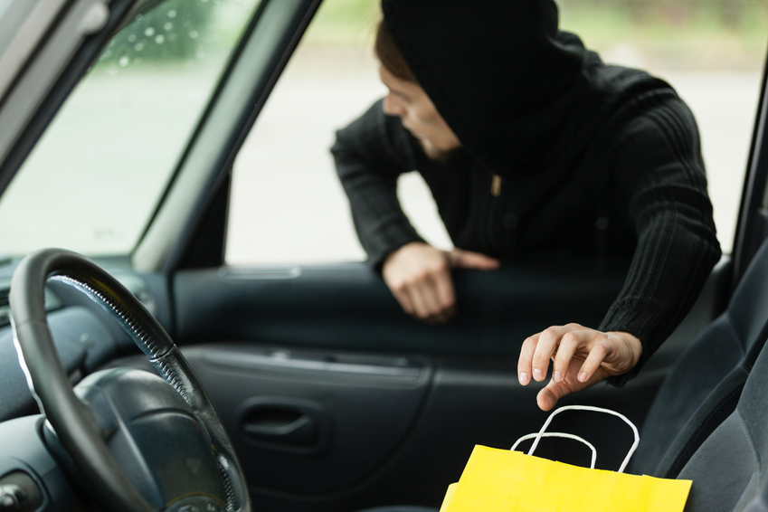 Man klaut Tasche aus Auto