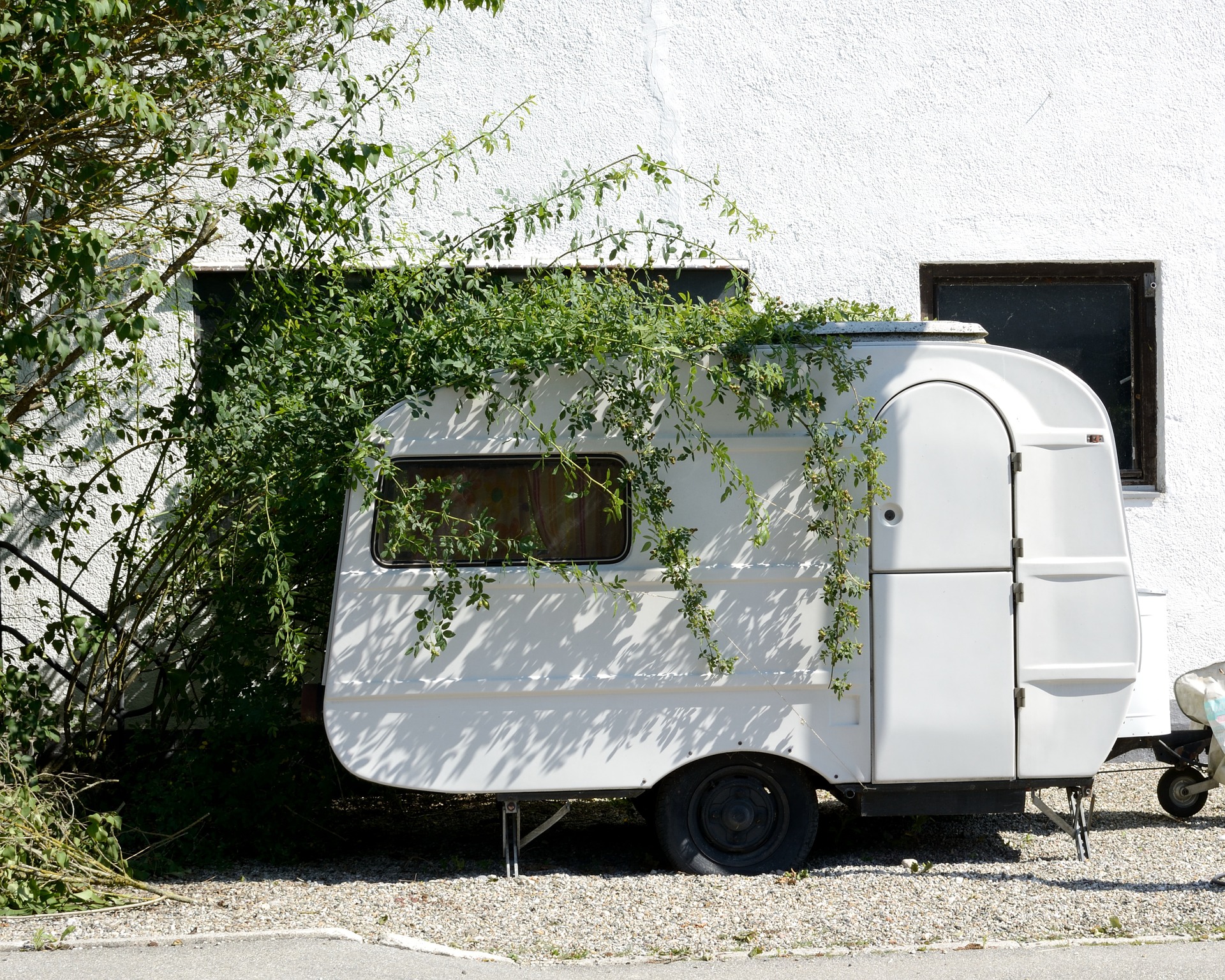 Wohnwagen vor Haus